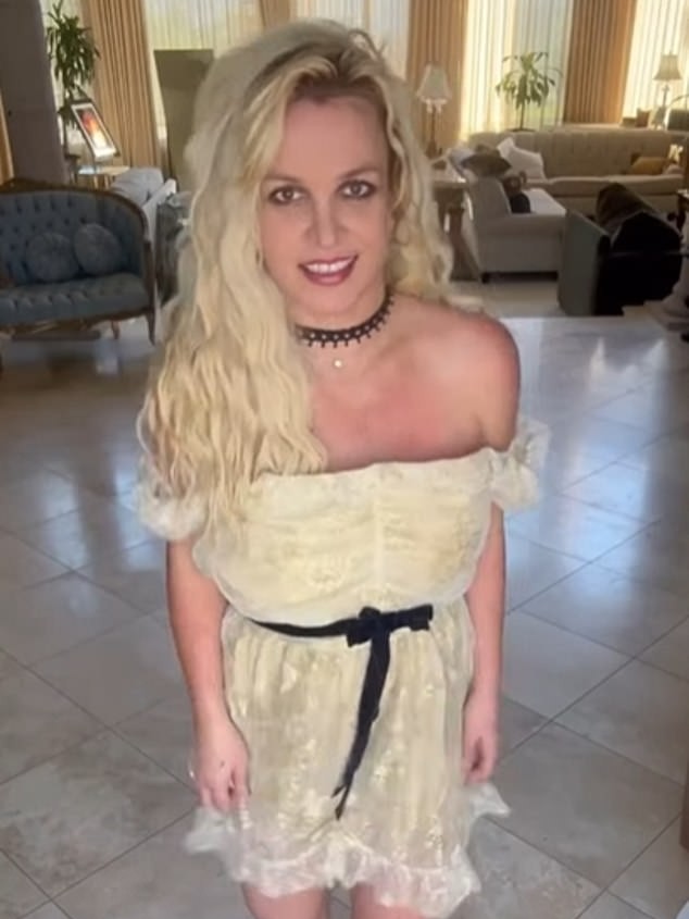 Britney Spears dezvăluie o nouă fotografie nud la plajă, stârnind controverse