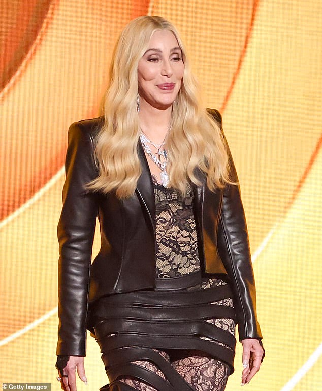 Cher dezvăluie că a fost agresată sexual de prietenul de cameră al unui coleg la vârsta de 17 ani și a temut să îi spună partenerului Sonny în caz că acesta îl omora pe individul respectiv