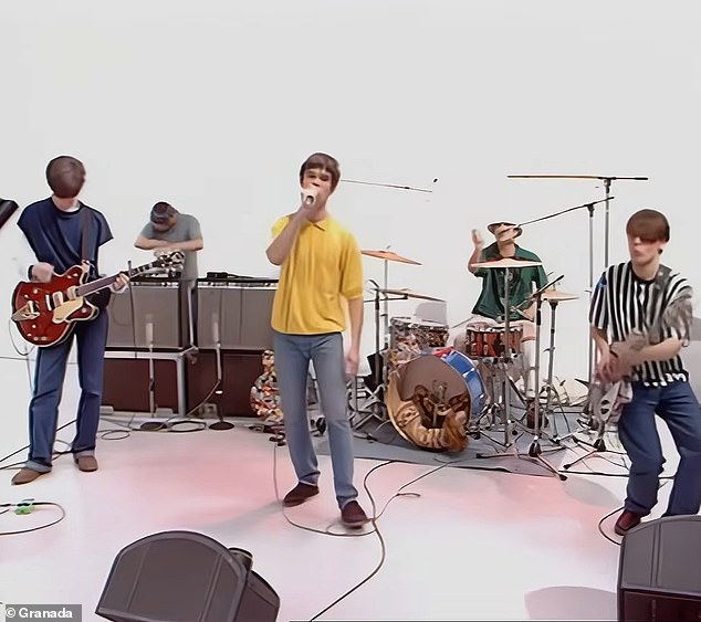 Cruz Beckham lansează videoclipul inspirat de Stone Roses, dedicat familiei