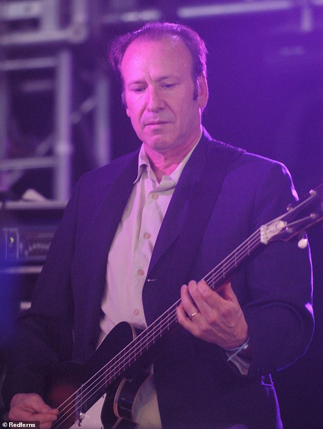 Decesul basistului Blondie, Fred Smith, la vârsta de 77 de ani, după o lungă boală, lăsându-și colegele de trupă și prietenii într-o stare de tristețe profundă