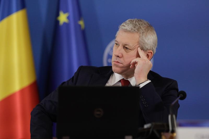 Dezbatere despre accesul copiilor la rețelele sociale: Argumentele Ministrului de Interne vs propunerea lui Raed Arafat