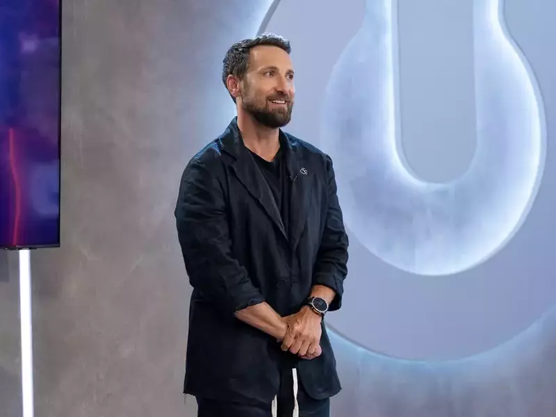 Dialog amuzant între Dani Oțil și fiul său, Tiago, într-o mașină de lux. Ce planetă au asociat cei doi părinți, conform imaginilor postate pe rețelele sociale. "Neptun, că este furioasă", a spus Tiago. Dani Oțil a surprins-o pe soția sa cu un cadou de Valentine's Day de proporții, un bolid de lux Mercedes G 500. Află mai multe detalii despre gestul romantic și reacțiile fanilor în articolul de mai jos.