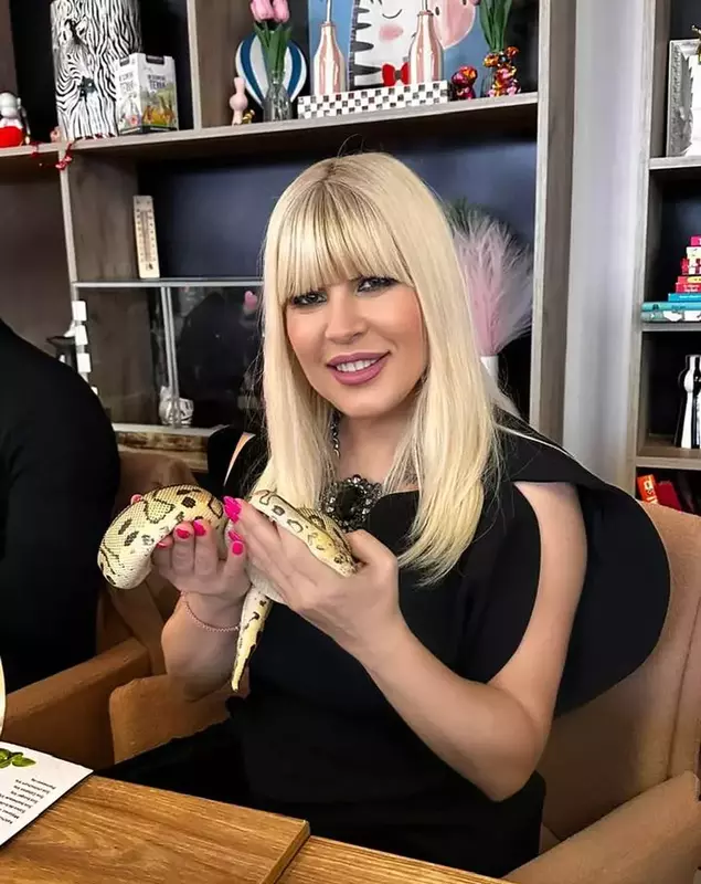 Elena Udrea și controversata sa imagine alături de un șarpe