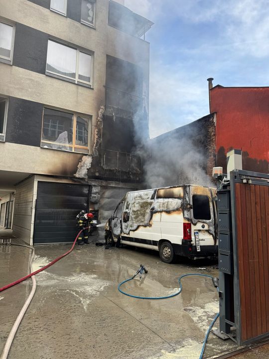 Incendiu la o autoutilitară și la fațada unui bloc din Cluj-Napoca: Patru persoane evacuate