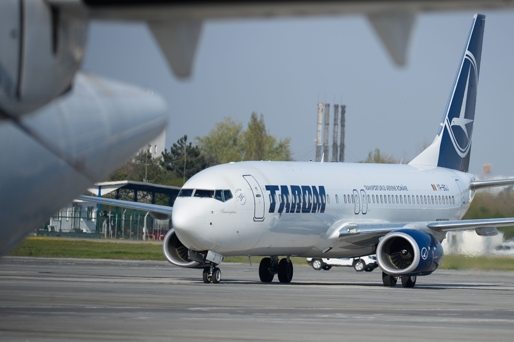 Incident la Aeroportul Otopeni: Avion TAROM lovit de un vehicul special