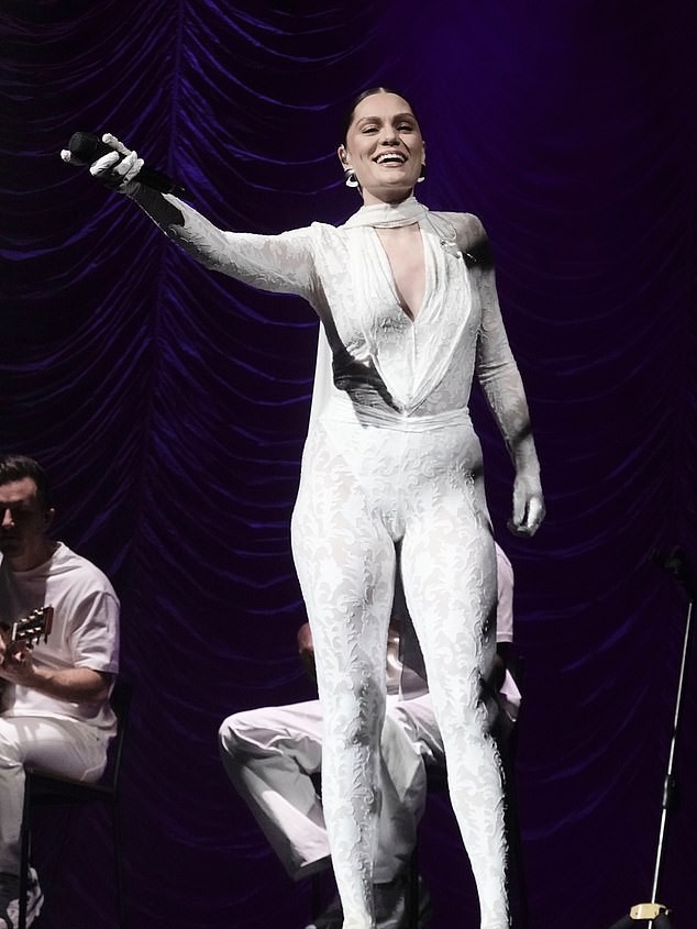 Jessie J impresionează într-un catsuit alb mulat, oferind o performanță electrizantă în Las Vegas