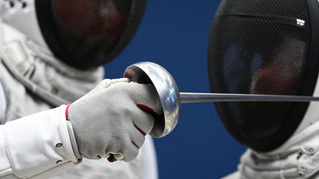 Arme și echipament de scrimă detaliate.