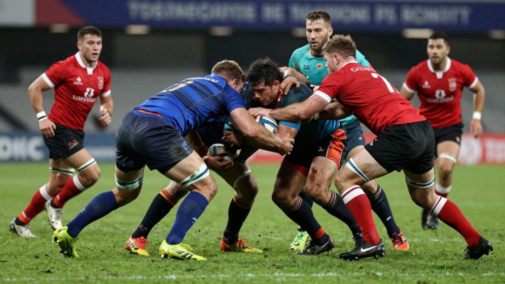 Jucători de rugby într-o luptă intensă pe teren.