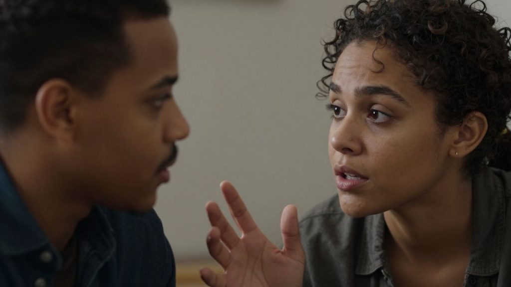 Oameni discutând, evitând neînțelegerile.