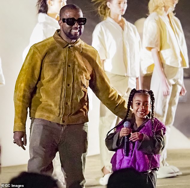 Kanye West și fiica sa North, 12 ani, cântă într-un duet surpriză în timpul unui concert din Mexic