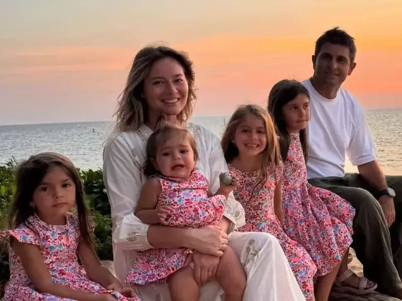 Laura Cosoi și soțul ei se relaxează la munte fără fetițele lor: ce a spus micuța Lara la despărțire. Importanța momentelor de „respiro”