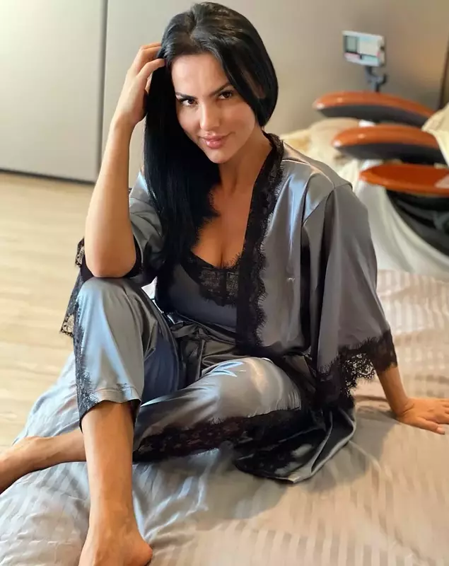 Lavinia Pîrva surprinde în pijamale cu dantelă la ceas de seară