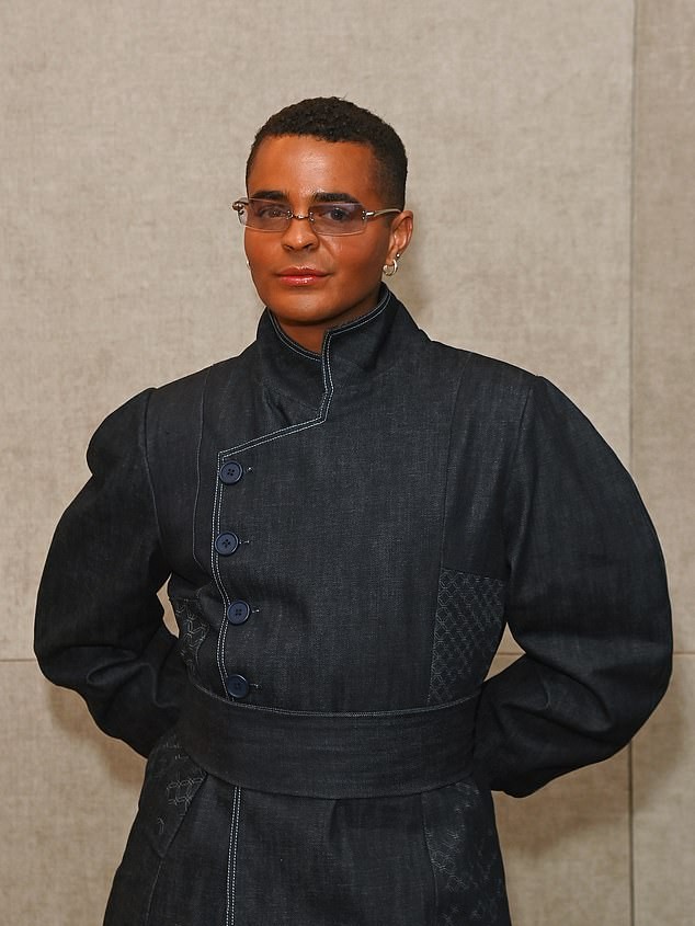 Layton Williams se retrage din spectacolul de teatru și își cere scuze fanilor