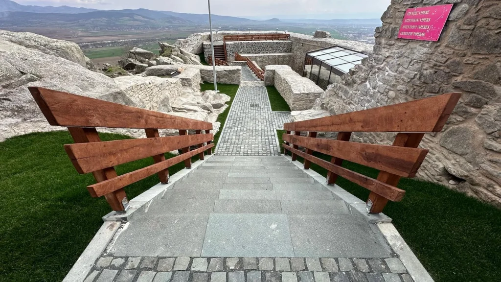 Intervenția de urgență a polițiștilor pentru a salva un bărbat amenințat cu sinuciderea de pe Cetatea Devei