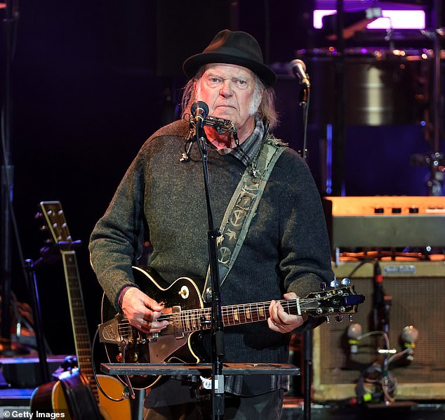 Neil Young anunță anularea întregii sale turnee în Marea Britanie și Europa și își cere scuze sincer fanilor