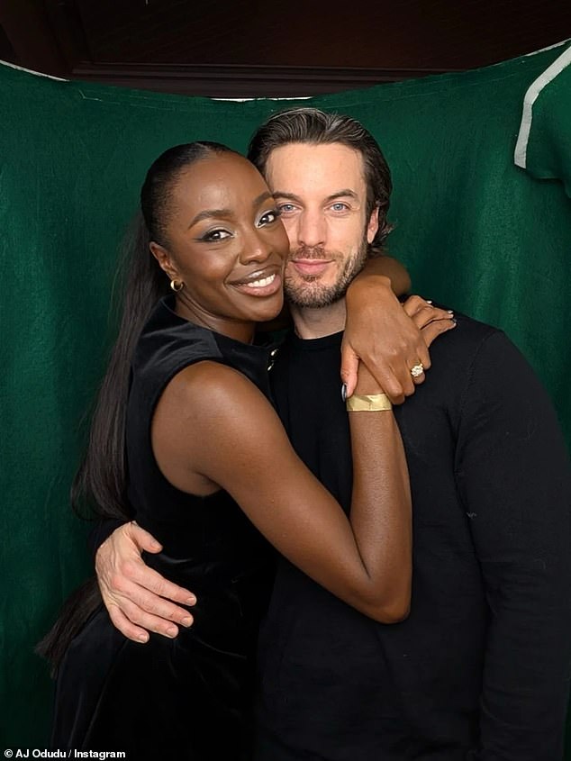 O prezentare romantică: AJ Odudu și logodnicul ei rar văzut impresionează cu inelul de logodnă într-o postare de Valentine's Day