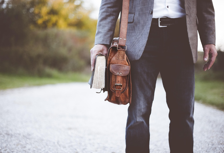 Profesorul din Argeș arestat preventiv pentru sărutarea unei eleve