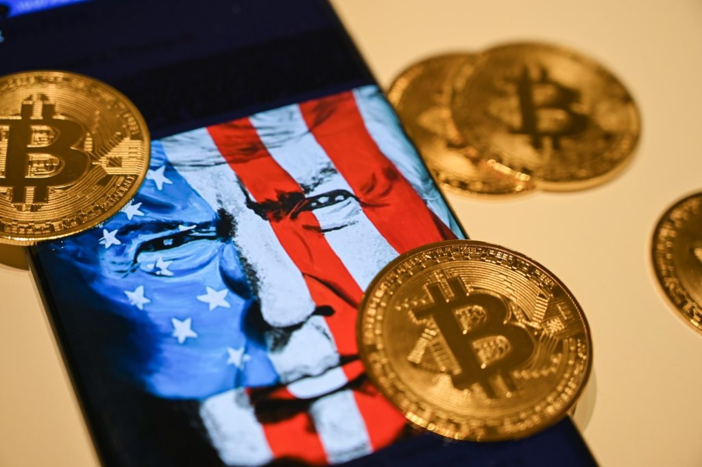 Bitcoin: Prețul criptomonedei scade după revenirea lui Donald Trump la putere