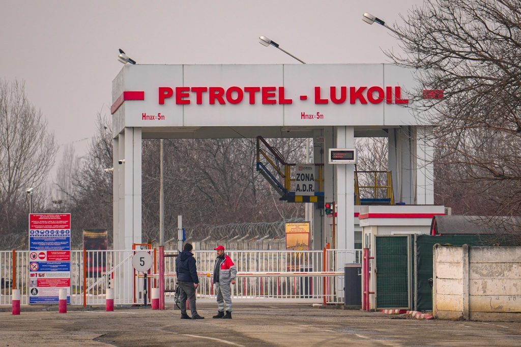 Compania petrolieră americană intră în cursa pentru activele Lukoil