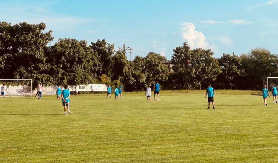 Renovarea Tribunelor: Cum Copiii din Sebiș au Convins Primarul să Intervină