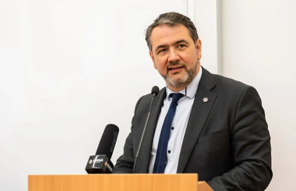 Consilierul lui Nicușor Dan critica discursul lui Călin Georgescu: analiză detaliată a diferențelor de comunicare