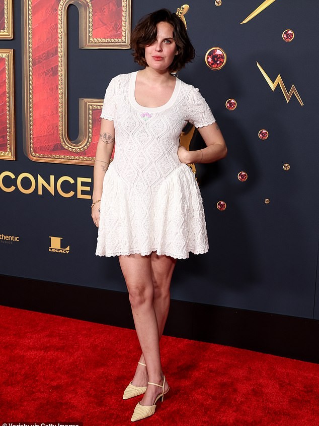 Tallulah Willis, fiica lui Demi Moore, strălucește într-o rochie mini albă, în timp ce luptă împotriva dismorfiei corporale după 4 ani de anorexie