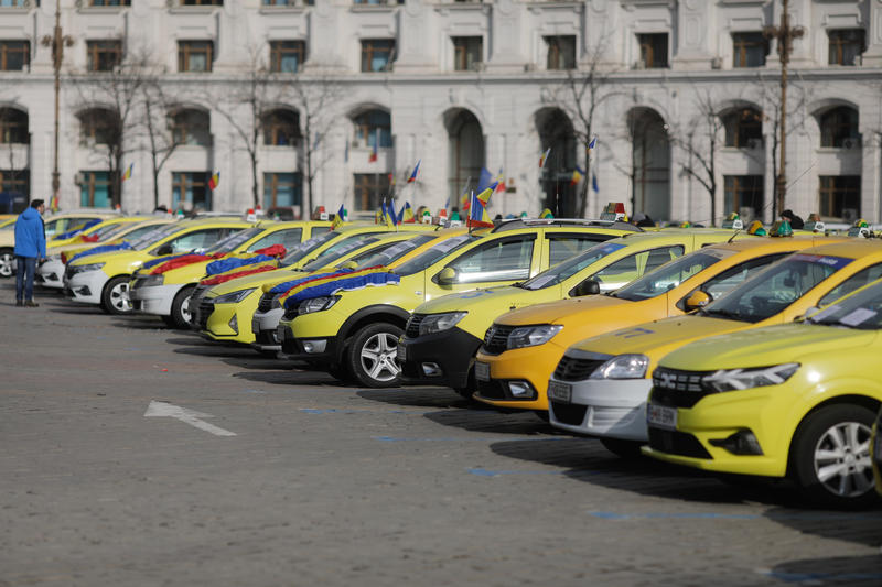 Taximetriștii din București ezită să se înscrie pentru cele 1.000 de licențe disponibile, dar sunt tot mai nemulțumiți de concurența din ridesharing: „Sunt mașini din toată țara care vin și fac transport alternativ în Capitală. Nimeni nu verifică!”