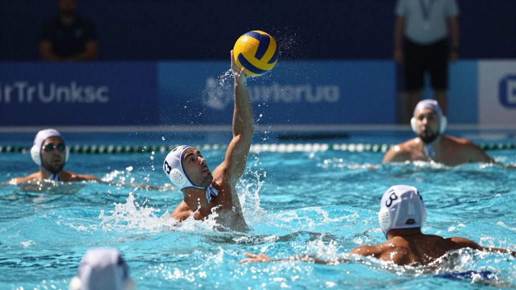 Jucători de polo pe apă în acțiune în piscină.