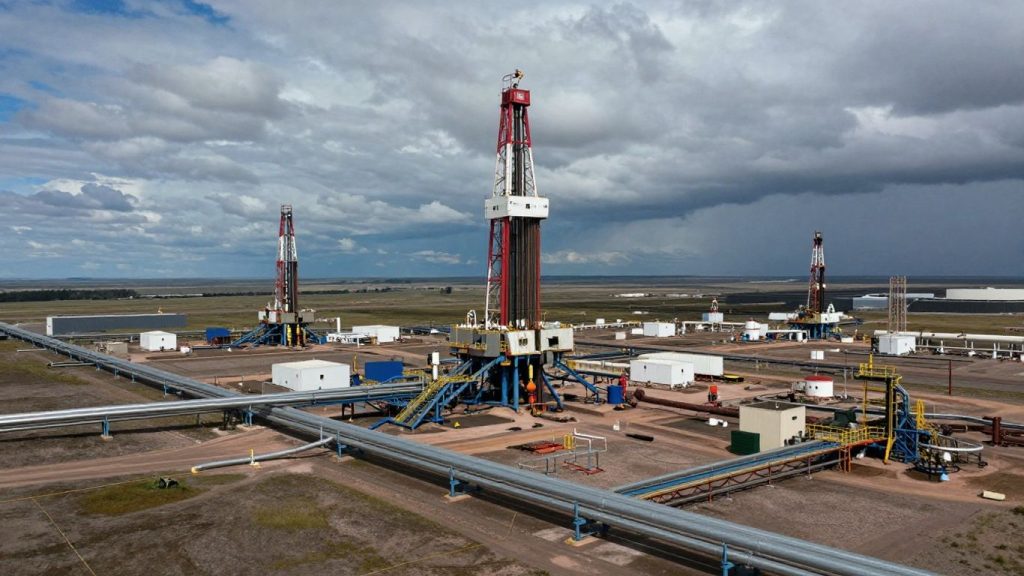 Câmp de gaze naturale cu platforme de foraj și conducte.