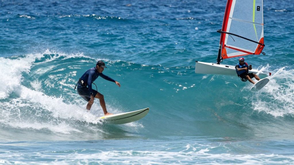 Sporturi nautice populare pe apă și pe valuri.