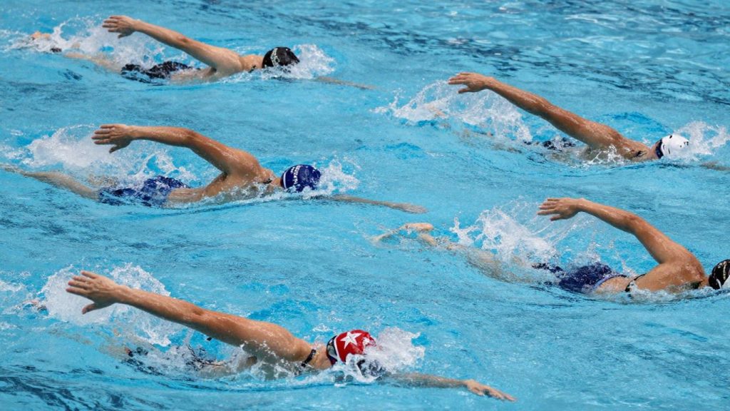 Patru stiluri de înot în acțiune pe apă.