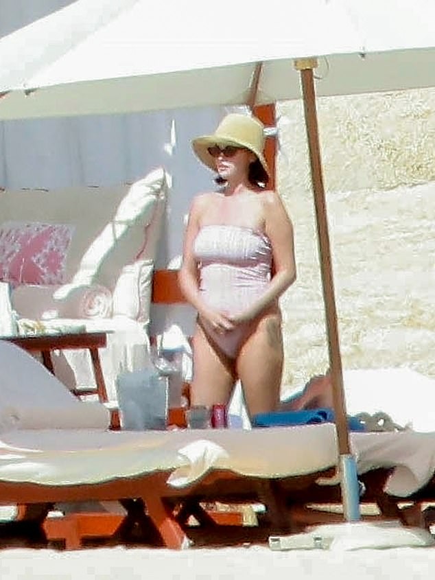 Vacanța lui Selena Gomez în Mexic: O apariție rară în costum de baie roz pe iaht în timpul unei escapade cu fetele