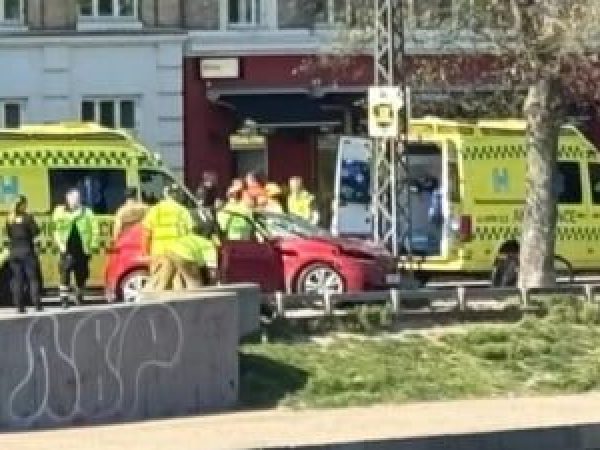 11-r--ni--i---ntr-un-accident-rutier-dup---ce---oferul-a-sc--pat-controlul-volanului--a-lovit-un-biciclist---i-a-urcat-pe-trotuar--Trei-oameni-sunt---n-stare-grav--.jpg