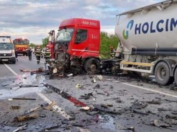 Accident-cumplit-pe-Centura-de-Nord-a-Craiovei--Doi-oameni-au-murit-dup---ce-au-intrat-cu-ma--ina---ntr-o-betonier----b--font-color--red--VIDEO-FOTO--font---b-.jpg