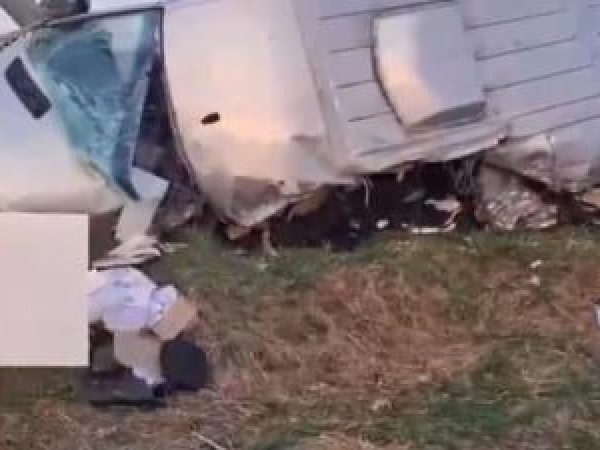 Accident-grav---ntre-un-microbuz---i-un-camion--Trei-oameni-au-murit--cinci-au-ajuns-la-spital--Printre-r--ni--i-este---i-un-copil-de-1-an--b--font-color--red--FOTO--font---b-.jpg