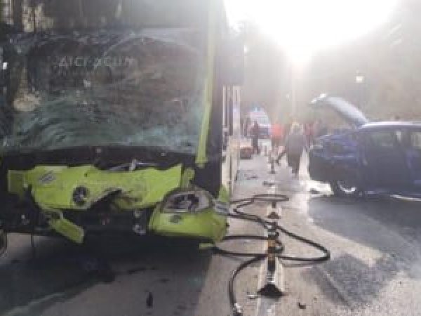 Accident---ntre-un-autobuz-cu-15-c--l--tori---i-o-ma--in---cu-2-pasageri---n-Sinaia--Este-a--teptat-elicopterul-SMURD--b--font-color--red--VIDEO--font---b-.jpg