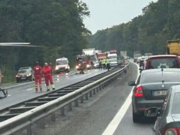 Accident-oribil----n-plin---zi--pe-Autostrada-A1--Doi-pietoni-au-fost-lovi--i-de-ma--ini--Traficul-a-fost-blocat.jpg