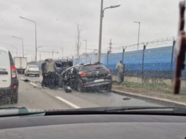 Accidente---n-lan---pe-noua-autostrad---A0----apte-ma--ini-implicate--dou---victime-au-ajuns-la-spital--Traficul--restric--ionat-la-banda-de-urgen----.jpg