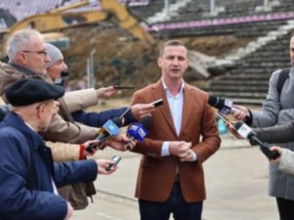 Alfred-Simonis--revoltat-dup---ce-a-aflat-c---se-taie-banii-pentru-stadioane---Nu-voi-accepta-niciodat---ca-aceast---finan--are-s---fie-t--iat-----Timi--oara-risc---s---r--m--n---f--r---stadion.jpg