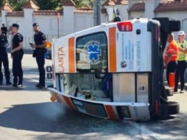 Ambulan-----r--sturnat---l--ng---Palatul-Cotroceni--dup---impactul-cu-un-autoturism--Doi-r--ni--i-au-ajuns-la-spital.jpg