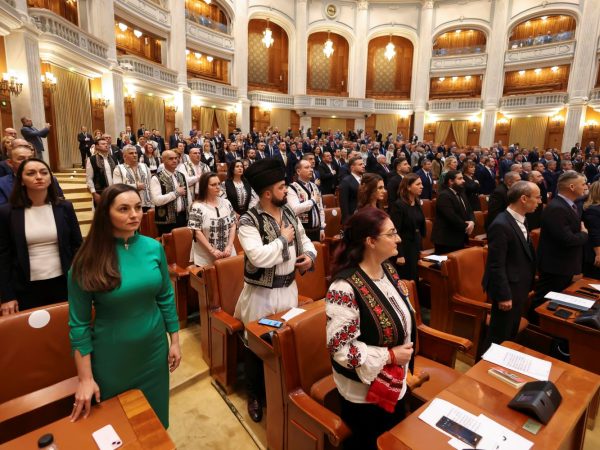 Anamaria-Gavrila-alaturi-de-alti-parlamentari-POT.-Foto-.jpg