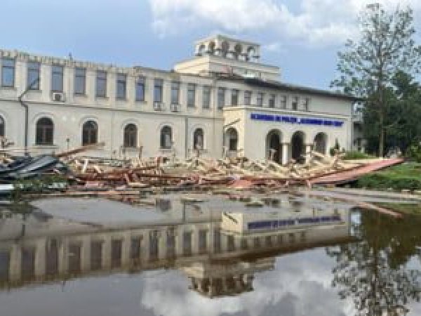 Anchet---la-Academia-de-Poli--ie-dup---ce-acoperi--ul-a-fost-luat-de-vijelie--Lucr--rile-ar-fi-fost-f--cute-cu----zilieri-necalifica--i---i-materiale-de-proast---calitate-----b--font-color--red--FOTO-VIDEO--font---b-.jpg