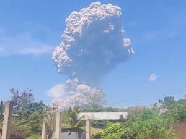 Aten--ionare-pentru-rom--nii-care-c--l--toresc---n-Indonezia--O-nou---erup--ie-vulcanic---afecteaz---insulele-Flores---i-Bali.jpg