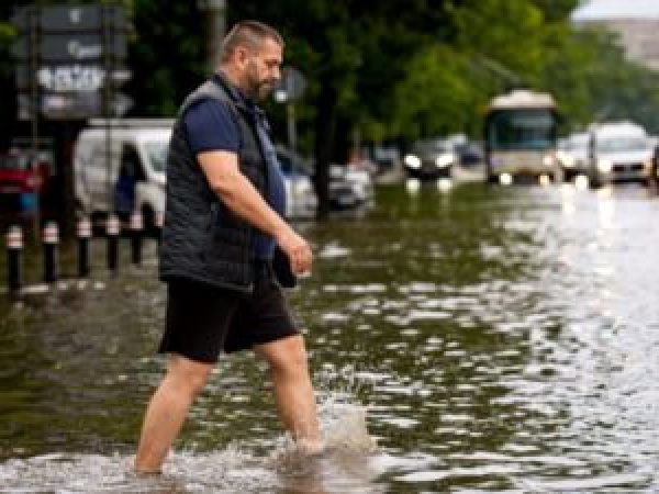 Bilan--ul-furtunii-care-a-devastat-Capitala--peste-250-de-interven--ii-ale-pompierilor---i-peste-800-de-apeluri-la-112--b--font-color--red--VIDEO-FOTO--font---b-.jpg