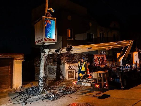 Cabluri-de-telecomunicatii-eliminate-de-pe-stalpii-din-Bucuresti.jpg