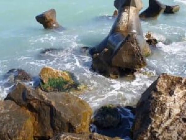 Cadavrul-unei-femei-neidentificate-a-fost-descoperit---n-mare--plutind---n-zona-stabilopozilor-din-Costine--ti.jpg