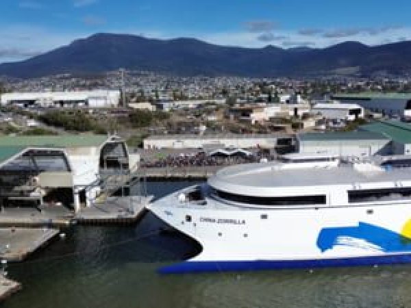 Cea-mai-mare-nav---electric---din-lume-a-fost-construit-----n-Tasmania--Este-lung---de-130-de-metri---i-va-transporta-p--n---la-2-100-de-pasageri---i-225-de-vehicule.jpg