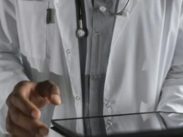 Efecte-nocive-ale-AI-asupra-medicilor-care-o-folosesc------i-pierd-o-mare-parte-din-abilit----i--C--t-de-mult-le-scade-performan--a--b--font-color--red--STUDIU--font---b-.jpg