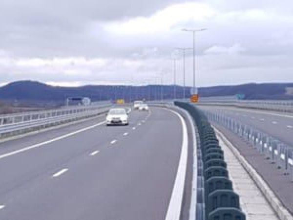 Gata-cu-teribilismul-pe-autostr--zile---i-drumurile-din-Rom--nia--Sistemul-care-va-da-amenzi-automat-dac-----oferii-au-dep----it-viteza.jpg