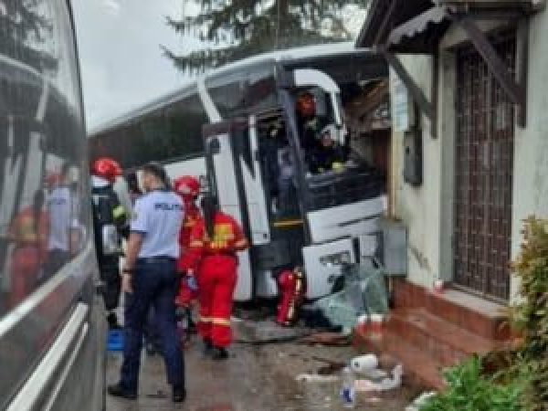 Grav-accident---n-jude--ul-Bihor--Un-autobuz-cu-24-de-pasageri-a-intrat---ntr-un-zid----oferul-a-decedat.jpg
